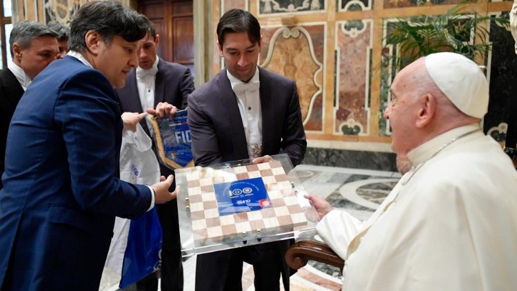 Francisco destacó que el juego de damas estimula la mente Francisco destacó que el juego de damas estimula la mente