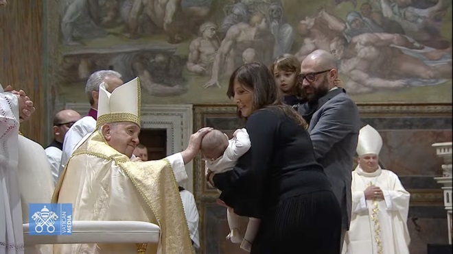 Francisco: "El Bautismo nos hace renacer a la vida cristiana" Francisco: "El Bautismo nos hace renacer a la vida cristiana"