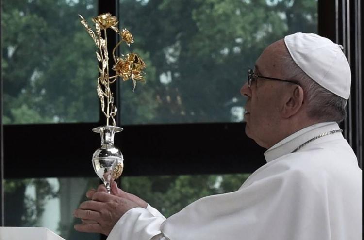 Francisco entregará la 'Rosa de Oro' a un ícono de la Virgen Francisco entregará la 'Rosa de Oro' a un ícono de la Virgen