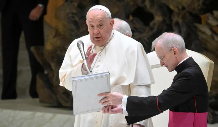 Francisco: aprendamos a escuchar la Palabra de Dios como María Francisco: aprendamos a escuchar la Palabra de Dios como María