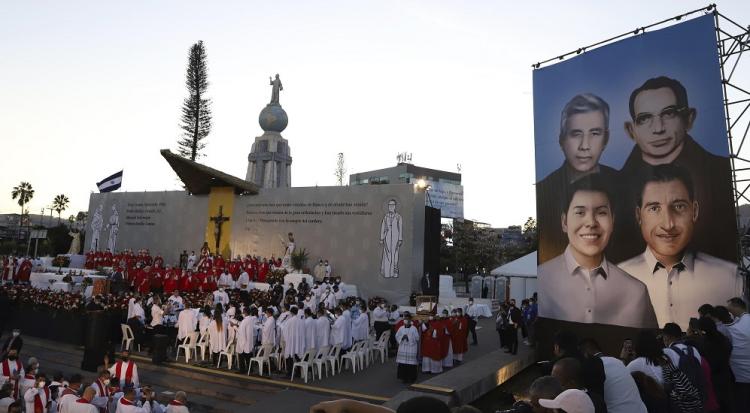 Francisco invita a los salvadoreños a seguir el ejemplo de sus mártires Francisco invita a los salvadoreños a seguir el ejemplo de sus mártires