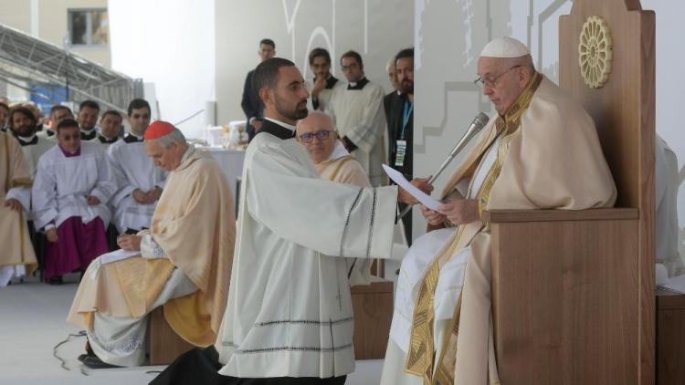 Francisco invita a soñar con una Iglesia eucarística y compasiva con los que sufren Francisco invita a soñar con una Iglesia eucarística y compasiva con los que sufren