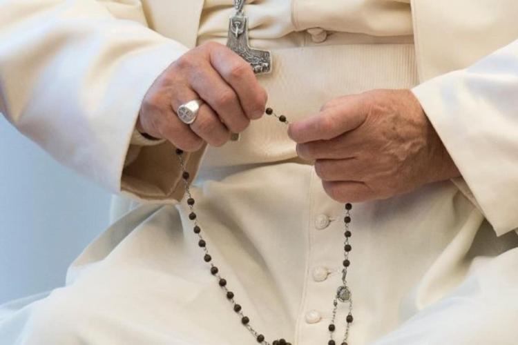 Francisco invitó a rezar el Rosario en mayo por la paz en el mundo Francisco invitó a rezar el Rosario en mayo por la paz en el mundo