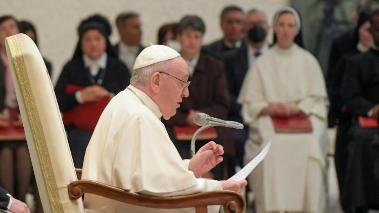 Francisco: la fe de los ancianos es el "catecismo" de vida de los jóvenes Francisco: la fe de los ancianos es el "catecismo" de vida de los jóvenes
