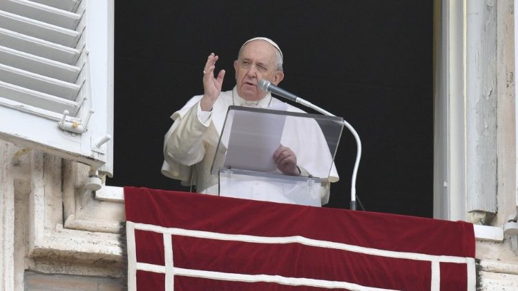 Francisco: La Santísima Trinidad nos estimula a vivir con y para los demás Francisco: La Santísima Trinidad nos estimula a vivir con y para los demás