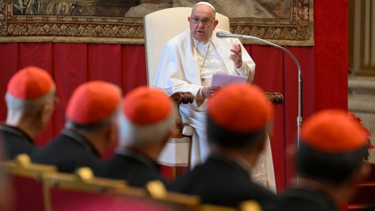 Francisco le pide a la Curia que sea una gran oficina de 'bendecir' Francisco le pide a la Curia que sea una gran oficina de 'bendecir'
