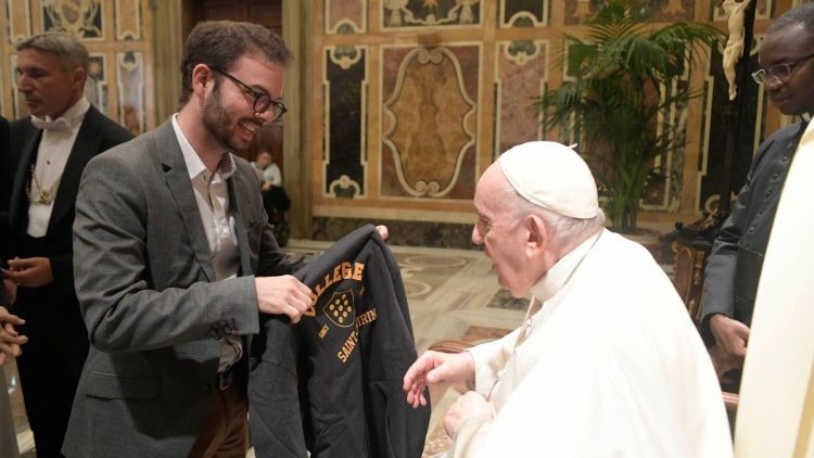 Francisco le pide a los jóvenes ser artesanos y embajadores de la paz Francisco le pide a los jóvenes ser artesanos y embajadores de la paz