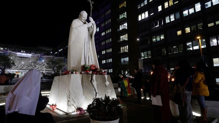 Francisco padece una neumonía bilateral y su estado sigue siendo complejo Francisco padece una neumonía bilateral y su estado sigue siendo complejo