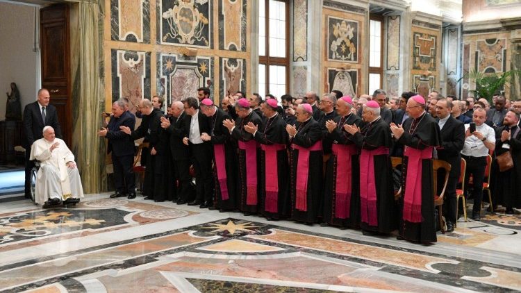 Francisco pide a los sacerdotes sicilianos opciones pastorales "valientes" Francisco pide a los sacerdotes sicilianos opciones pastorales "valientes"