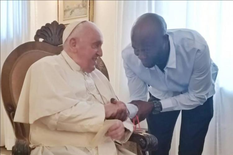Francisco recibió a un refugiado camerunés, sobreviviente de violencia y naufragios Francisco recibió a un refugiado camerunés, sobreviviente de violencia y naufragios