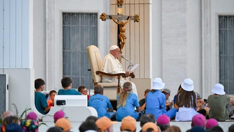 Francisco recibió en la Plaza de San Pedro a monaguillos de varios países Francisco recibió en la Plaza de San Pedro a monaguillos de varios países