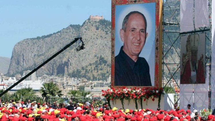 Francisco recuerda al padre Puglisi asesinado por la mafia hace 30 años Francisco recuerda al padre Puglisi asesinado por la mafia hace 30 años