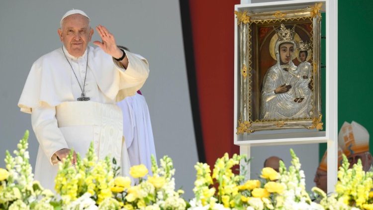 Francisco rezó en Hungría por 'un futuro de paz y no de guerra, de cunas y no de tumbas' Francisco rezó en Hungría por 'un futuro de paz y no de guerra, de cunas y no de tumbas'