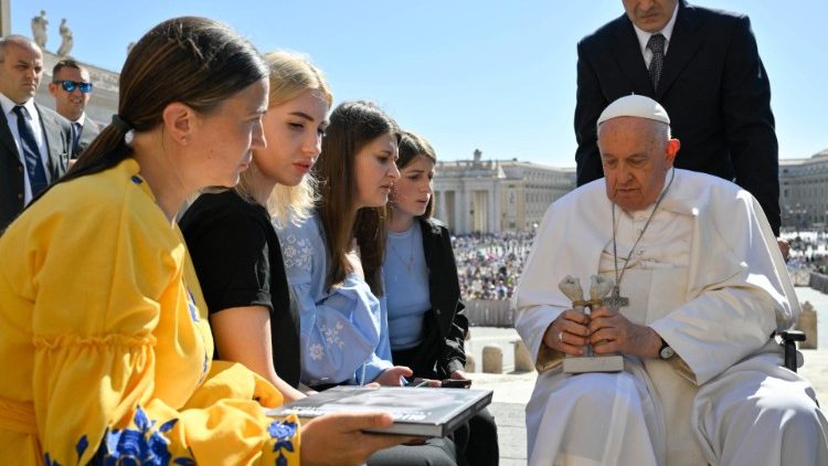 Francisco saluda a las esposas y madres ucranianas, mientras reza por la paz Francisco saluda a las esposas y madres ucranianas, mientras reza por la paz