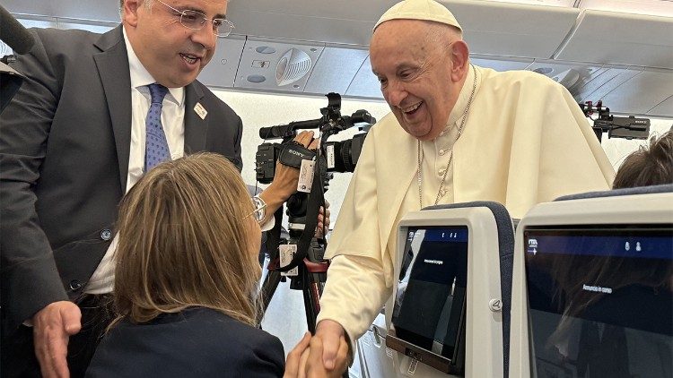 Francisco saludó a los periodistas a bordo del vuelo papal Francisco saludó a los periodistas a bordo del vuelo papal