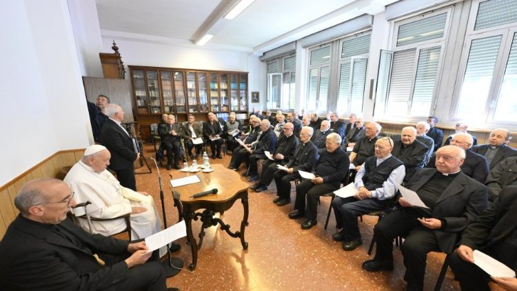 Francisco se reunió con sacerdotes ancianos en una parroquia romana Francisco se reunió con sacerdotes ancianos en una parroquia romana