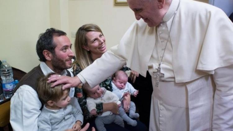 Francisco: Ser padres hoy a imagen y semejanza de San José Francisco: Ser padres hoy a imagen y semejanza de San José