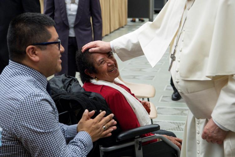 Francisco: Tratar a los enfermos en su totalidad como personas a imagen de Dios Francisco: Tratar a los enfermos en su totalidad como personas a imagen de Dios