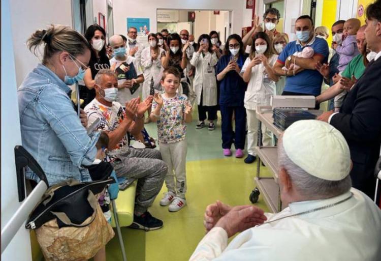Francisco visitó a los niños de la unidad oncológica del Gemelli Francisco visitó a los niños de la unidad oncológica del Gemelli