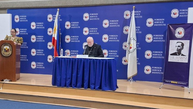 Gallagher precisó el enfoque de la Santa Sede hacia la diplomacia y la defensa de la paz Gallagher precisó el enfoque de la Santa Sede hacia la diplomacia y la defensa de la paz
