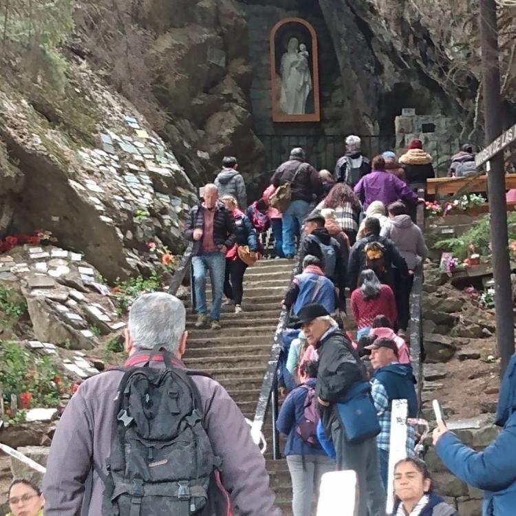Bariloche celebró a la Virgen de las Nieves con una peregrinación multitudinaria Bariloche celebró a la Virgen de las Nieves con una peregrinación multitudinaria