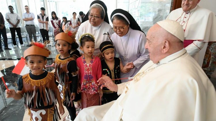 Indonesia: huérfanos y refugiados dan la bienvenida al Papa Indonesia: huérfanos y refugiados dan la bienvenida al Papa