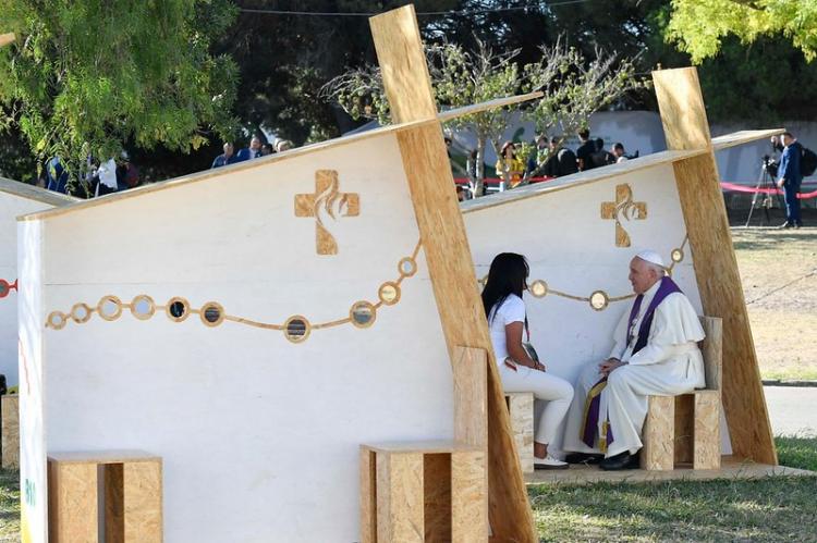 JMJ Lisboa: Francisco confesó a tres jóvenes en el Parque del Perdón JMJ Lisboa: Francisco confesó a tres jóvenes en el Parque del Perdón