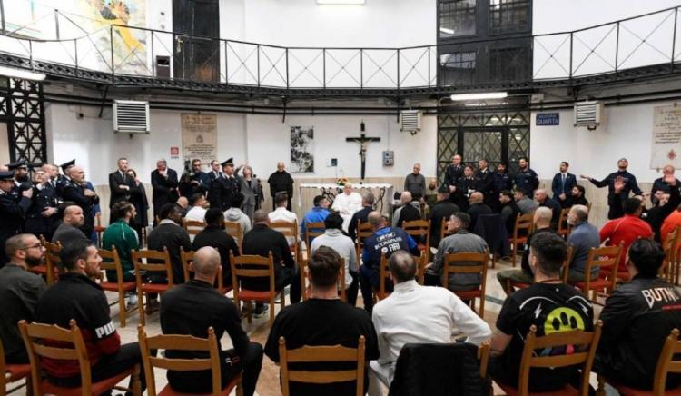Jueves Santo: Visita sorpresa de Francisco al centro penitenciario Regina Coeli Jueves Santo: Visita sorpresa de Francisco al centro penitenciario Regina Coeli