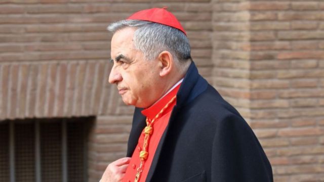 En el Vaticano, el Card. Becciu fue condenado a 5 años y 6 meses de prisión En el Vaticano, el Card. Becciu fue condenado a 5 años y 6 meses de prisión