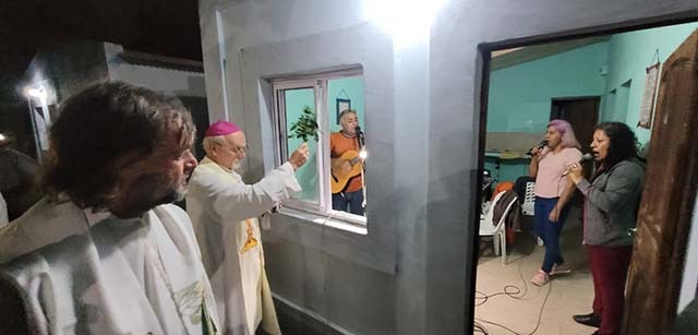 La Banda: Mons. Bokalic bendijo las casas del predio Madre del Puente Carretero La Banda: Mons. Bokalic bendijo las casas del predio Madre del Puente Carretero