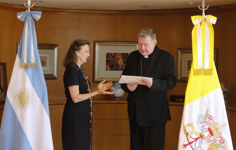 La canciller recibió al nuncio y decano del Cuerpo Diplomático La canciller recibió al nuncio y decano del Cuerpo Diplomático