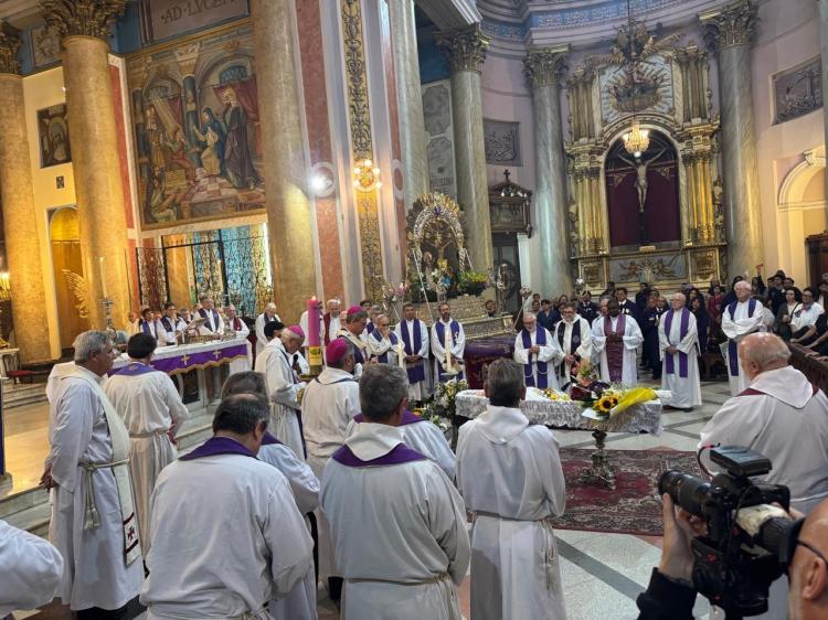 La comunidad de Nuestra Señora de la Piedad brindó el último adiós a su párroco