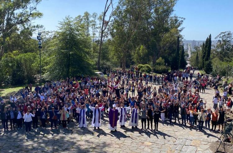 La comunidad diocesana de Mar del Plata peregrinó al Monte Calvario de Tandil La comunidad diocesana de Mar del Plata peregrinó al Monte Calvario de Tandil