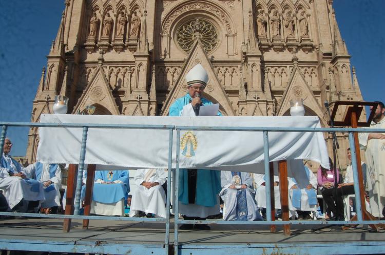 La comunidad diocesana de Quilmes llevó sus intenciones y agradecimientos a Luján La comunidad diocesana de Quilmes llevó sus intenciones y agradecimientos a Luján
