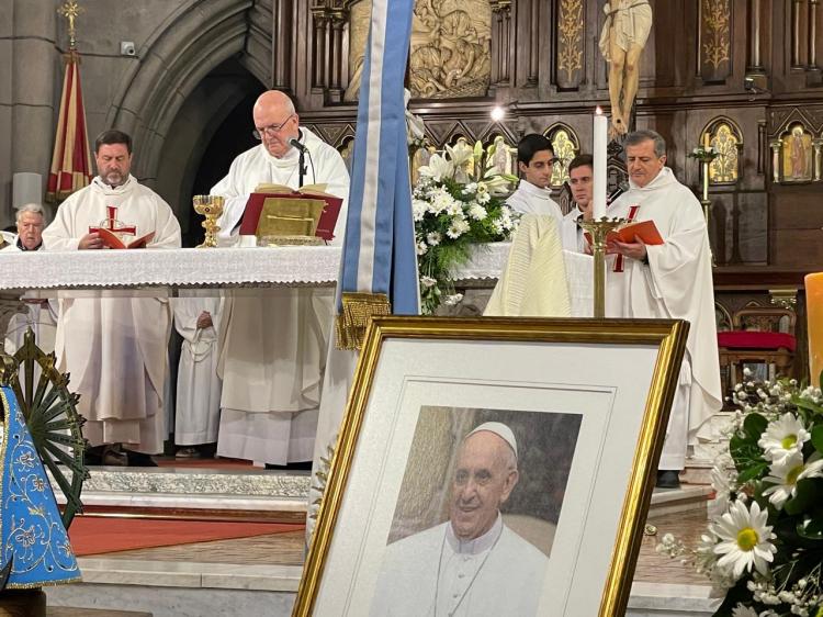 La Iglesia argentina llora a Francisco, 'el padre de todos, especialmente de los últimos' La Iglesia argentina llora a Francisco, 'el padre de todos, especialmente de los últimos'