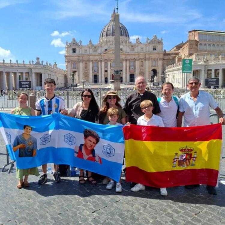 La Iglesia confía a la Red Educativa Fasta una cuarta reliquia de San Carlos Acutis