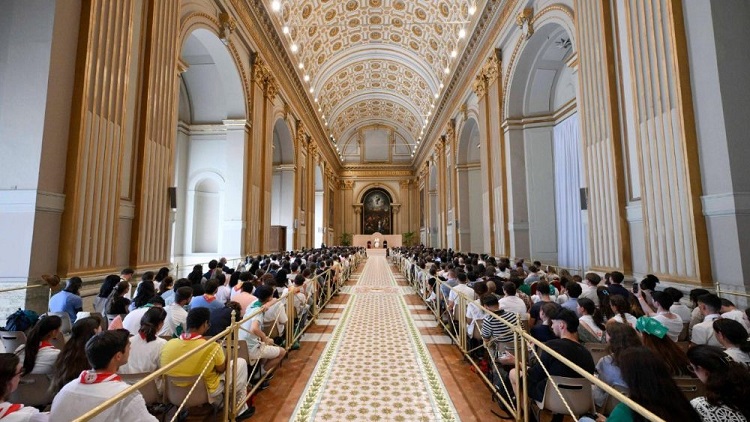 'La Iglesia los necesita', exhortó el Papa a jóvenes franceses recién bautizados