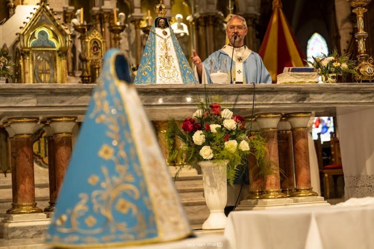La imagen de la Virgen de Luján luce su nuevo manto con tres estrellas La imagen de la Virgen de Luján luce su nuevo manto con tres estrellas
