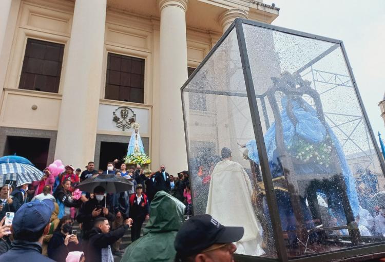La lluvia bendijo a los peregrinos de los tres pueblos que llegaron a Itatí La lluvia bendijo a los peregrinos de los tres pueblos que llegaron a Itatí