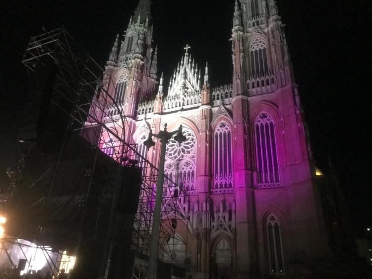 La Plata: La catedral se iluminó por fuera y sus campanas volvieron a sonar La Plata: La catedral se iluminó por fuera y sus campanas volvieron a sonar