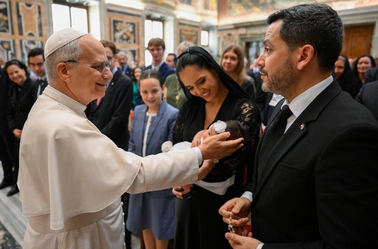 'La política necesita esperanza y servir a las personas', indicó el Papa a legisladores