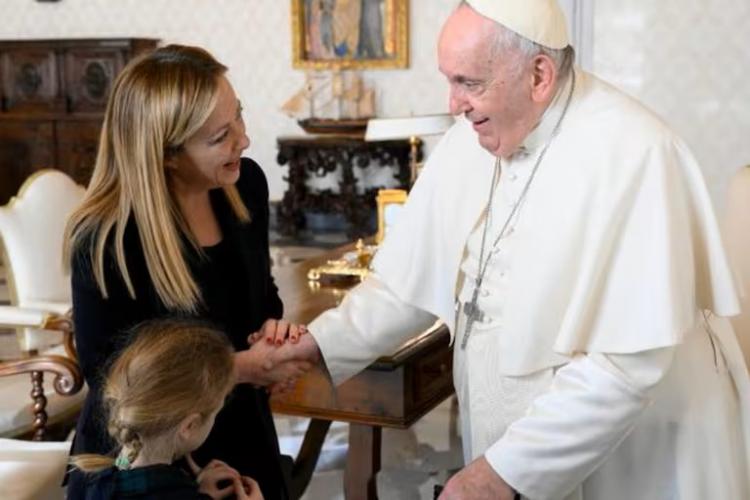 La primera ministra italiana visitó al Papa Francisco en el hospital