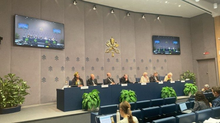 La unidad de los cristianos, tema central de los trabajos sinodales La unidad de los cristianos, tema central de los trabajos sinodales