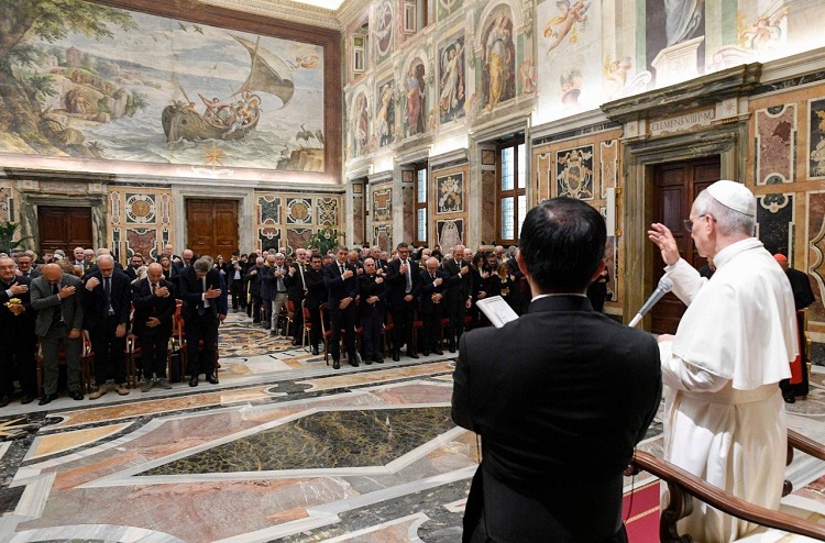 La usura 'corrompe el corazón humano' y esclaviza a los pobres, alertó el Papa