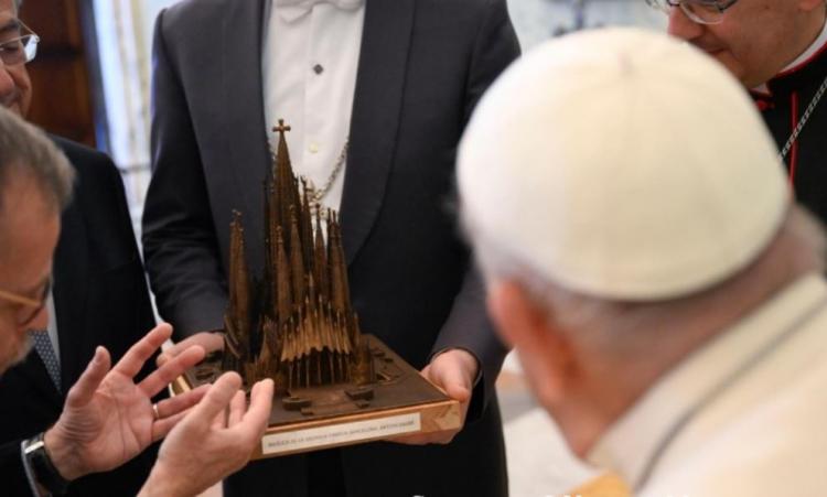 Las iglesias deberían levantar el corazón para alabar a Dios, pidió el Papa Las iglesias deberían levantar el corazón para alabar a Dios, pidió el Papa
