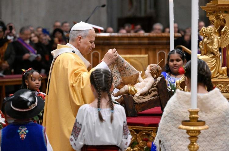 León XIV en la misa de Nochebuena: "En el Niño Jesús, Dios da al mundo una nueva vida"