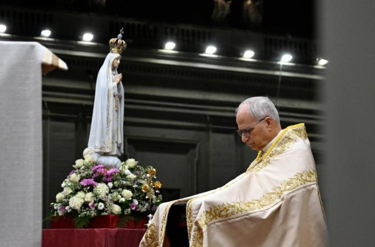 El Papa reza por la paz ante la imagen de Nuestra Señora de Fátima