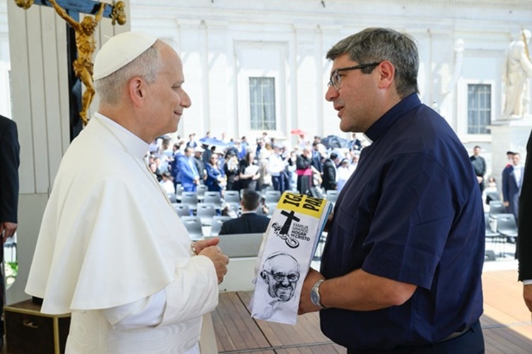 León XIV recibió una estola de los Hogares de Cristo León XIV recibió una estola de los Hogares de Cristo