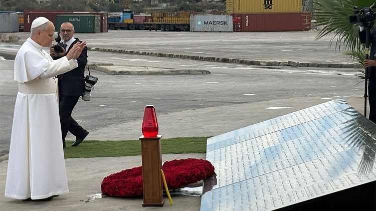 Líbano: El Papa rezó en silencio en el puerto de Beirut