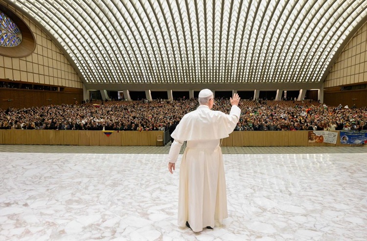 'Los animo a rezar el Rosario y a imitar a los nuevos santos', pidió el Papa